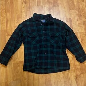 Vintage Men’s Pendleton size large wool bottom up shirt.